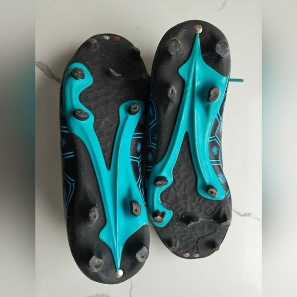 💥 Bundle 8 for $25💥 Boys Soccer Shoed - Picture 2 of 3